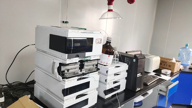 搬实验室作业中涉及易燃易爆化学药品应如何进行处理
