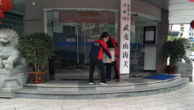 实验室搬运